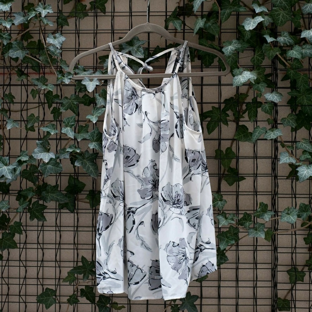 ♥️sold ♥️Banana Republic sleeveless tie top